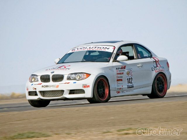 eurp_0903_03_z+BMW_135i+side_view